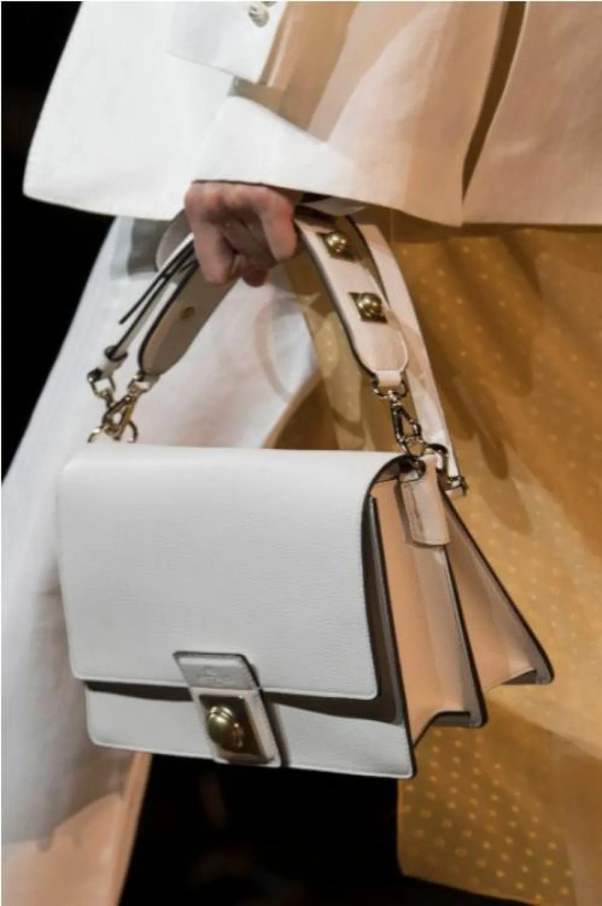 حقيبة باللون الأبيض من إيترو  Etro