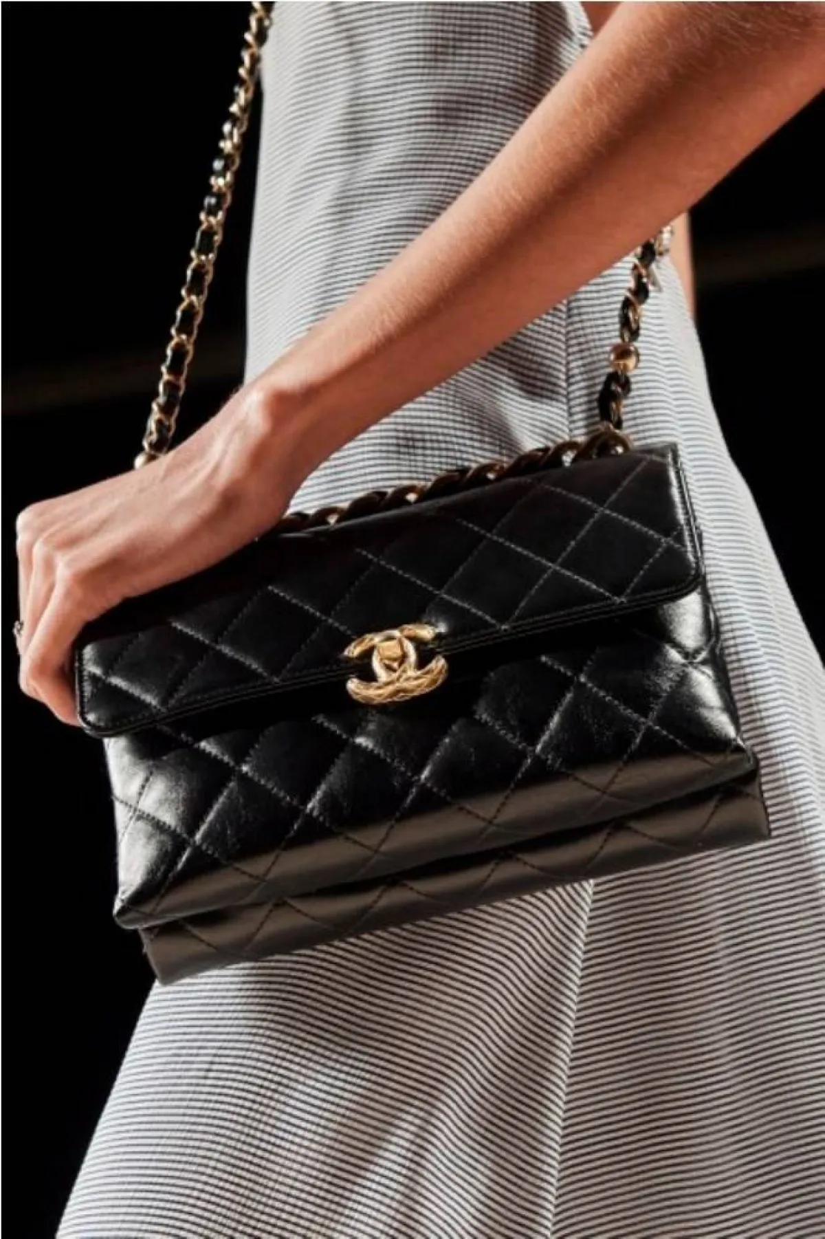 حقائب بأحجام متوسّطة  من شانيل  Chanel