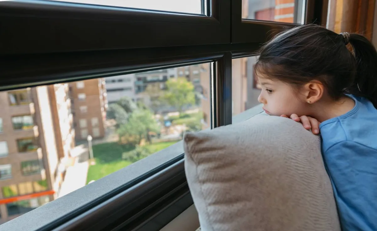 صورة لطفل حزين