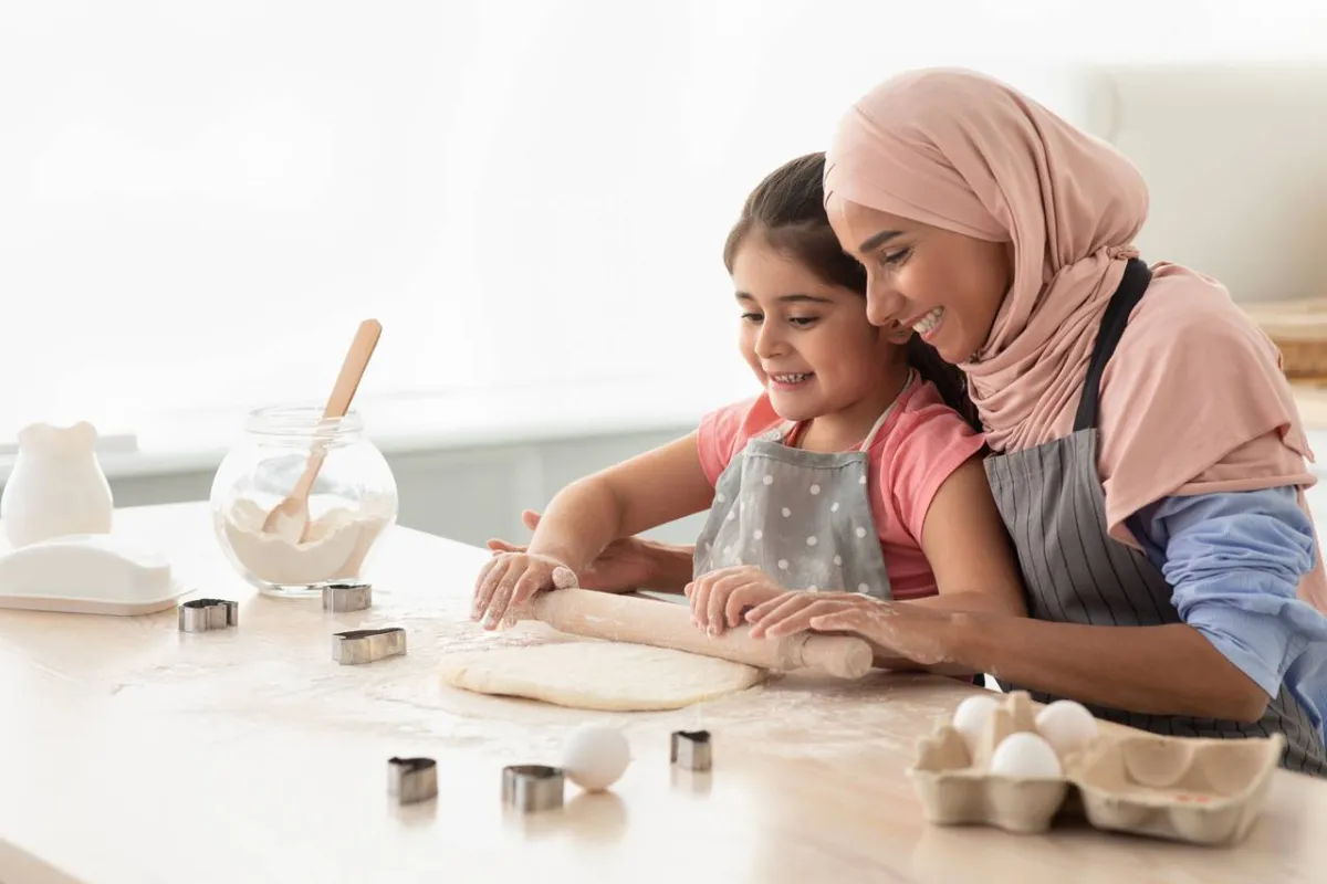 صورة أم تعلم طفلتها