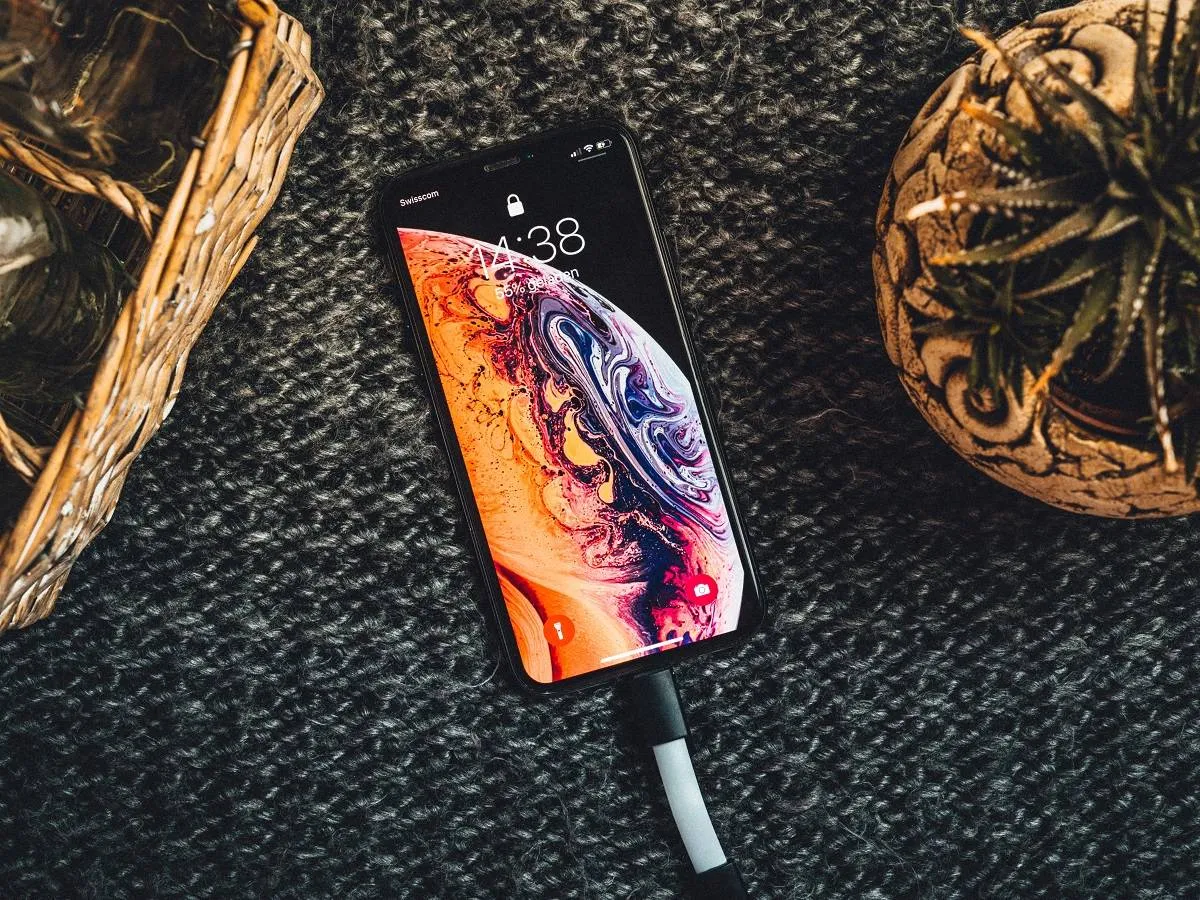 صورة لشحن هاتف آيفون