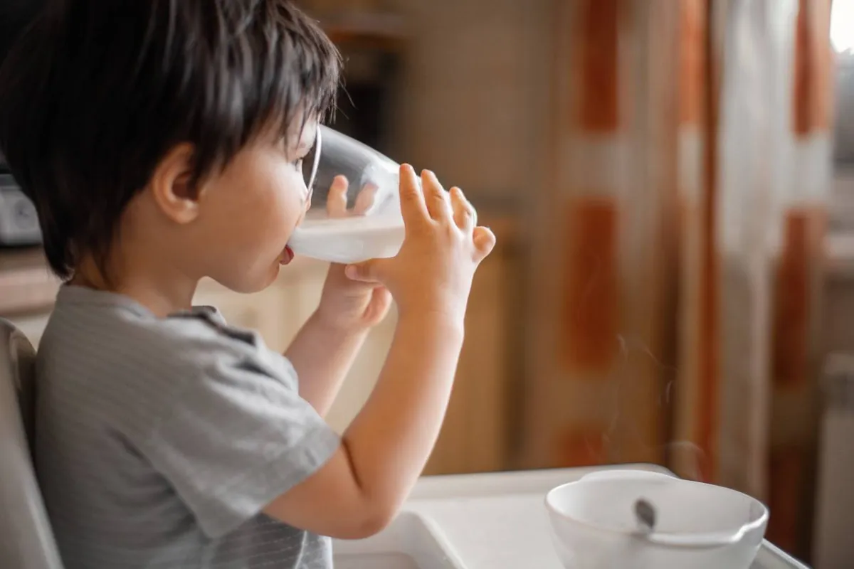 صورة طفل يشرب الحليب