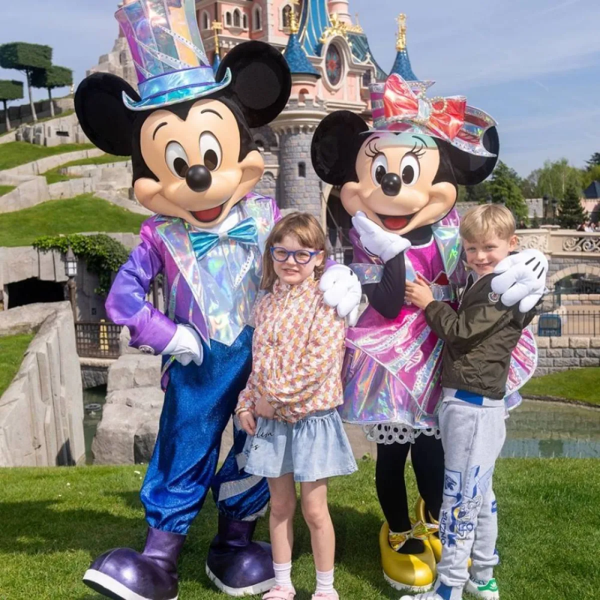جاك وغابريلا مع ميكي وميني ماوس في ديزني لاند- الصورة من موقع People