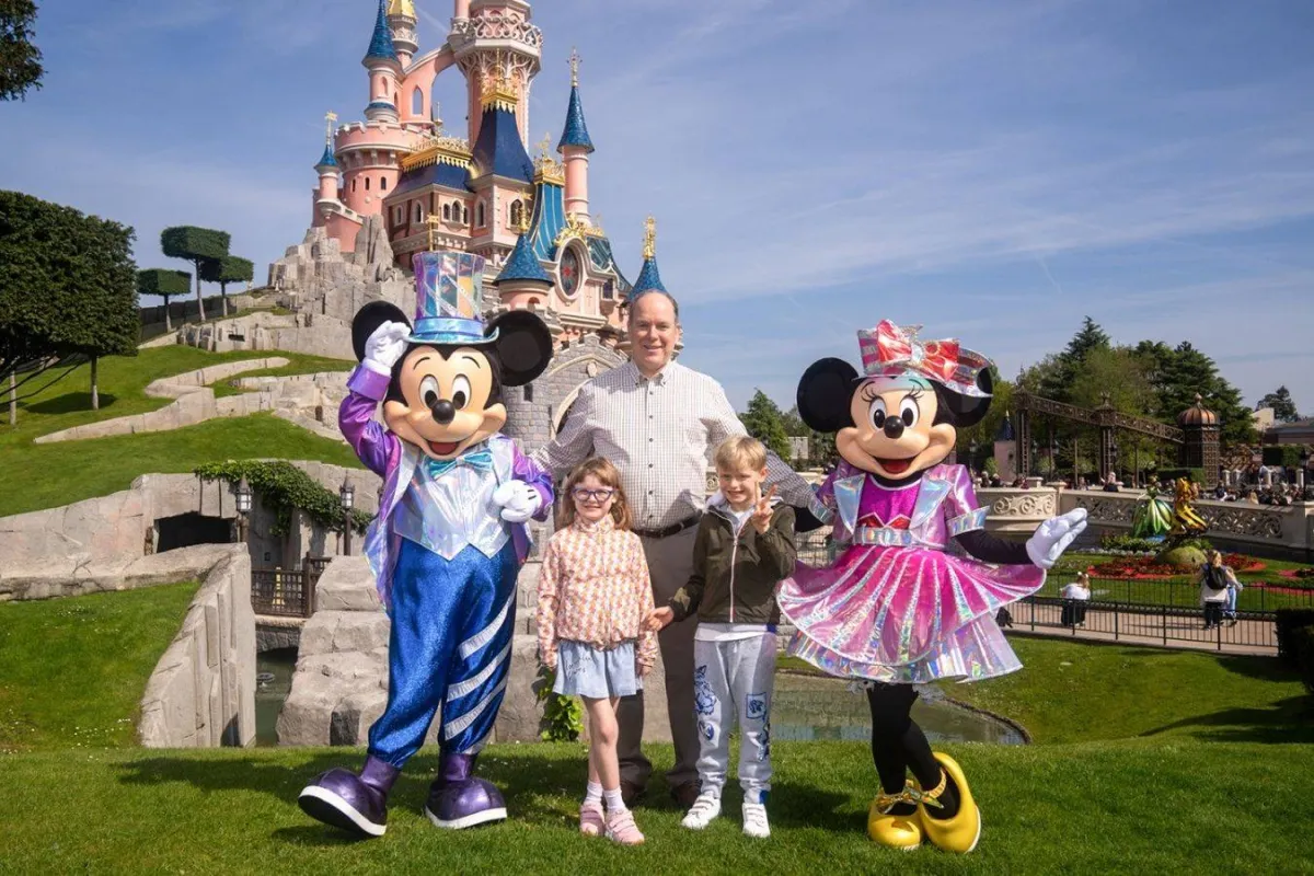 الأمير ألبرت مع توأميه في ديزني لاند- الصورة من موقع People