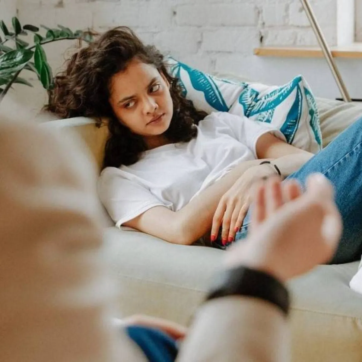 صورة لمراهقة منعزلة