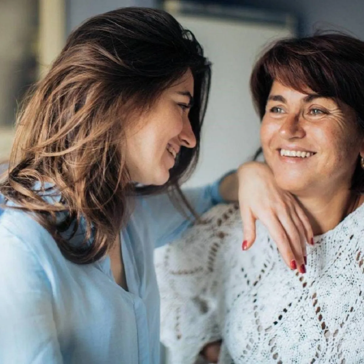 صورة لأم وطفلتها المراهقة