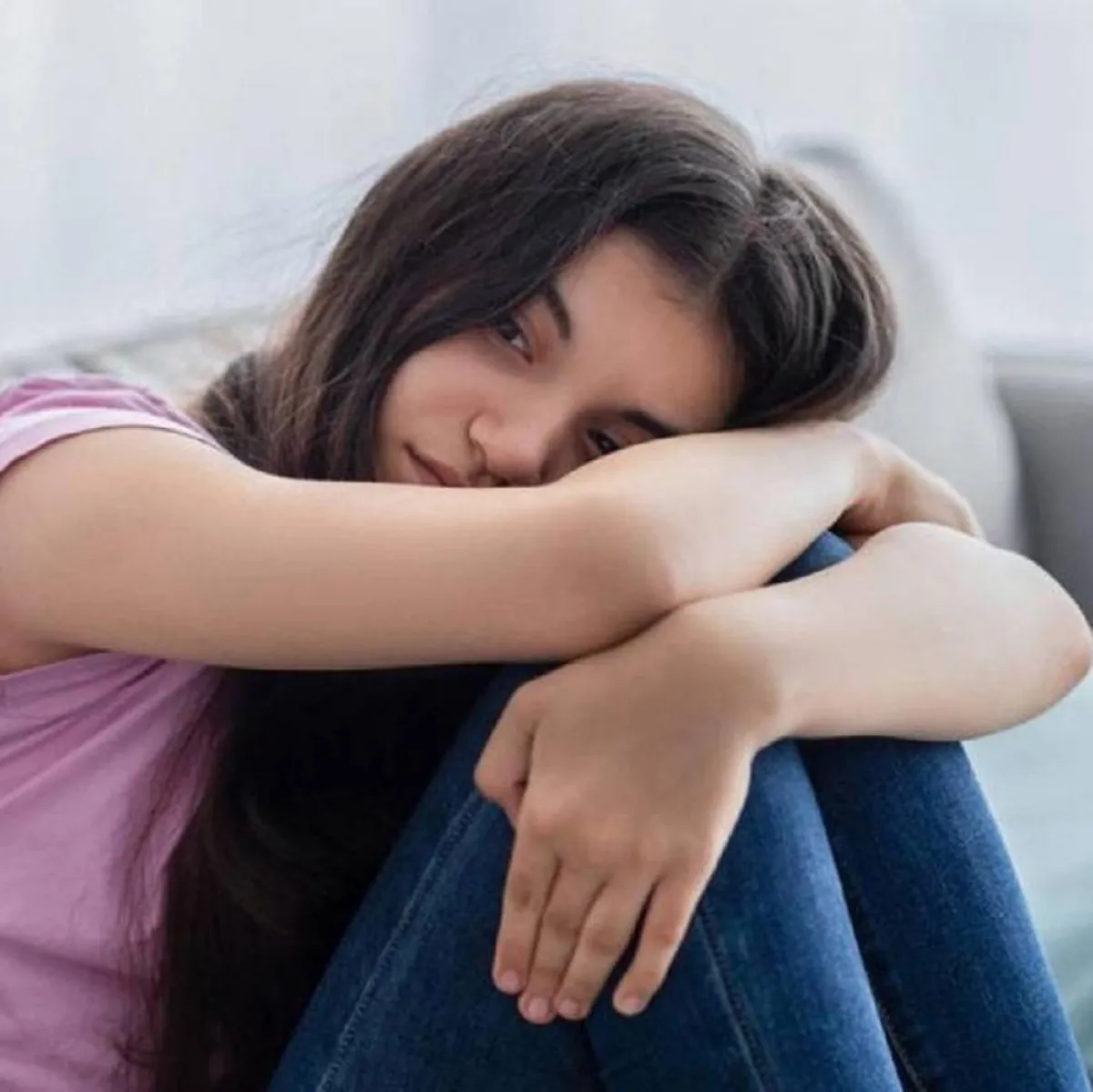 صورة لمراهقة قلقة