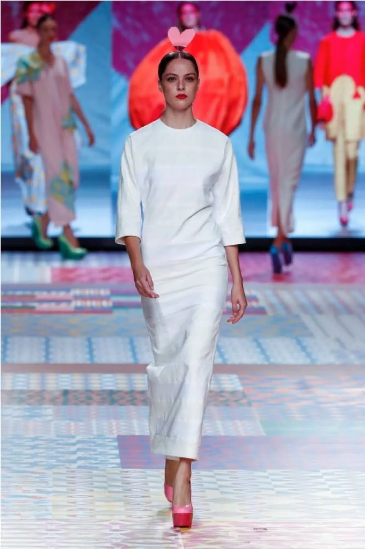 فساتين باللون الأبيض لإطلالة منعشة في الصيف من أغاثا رويز دو لا برادا  Agatha Ruiz De La Prada