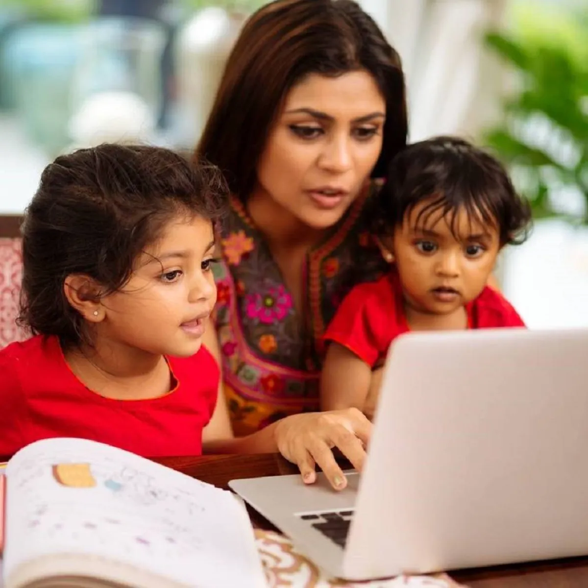 صورة لأم وأطفالها