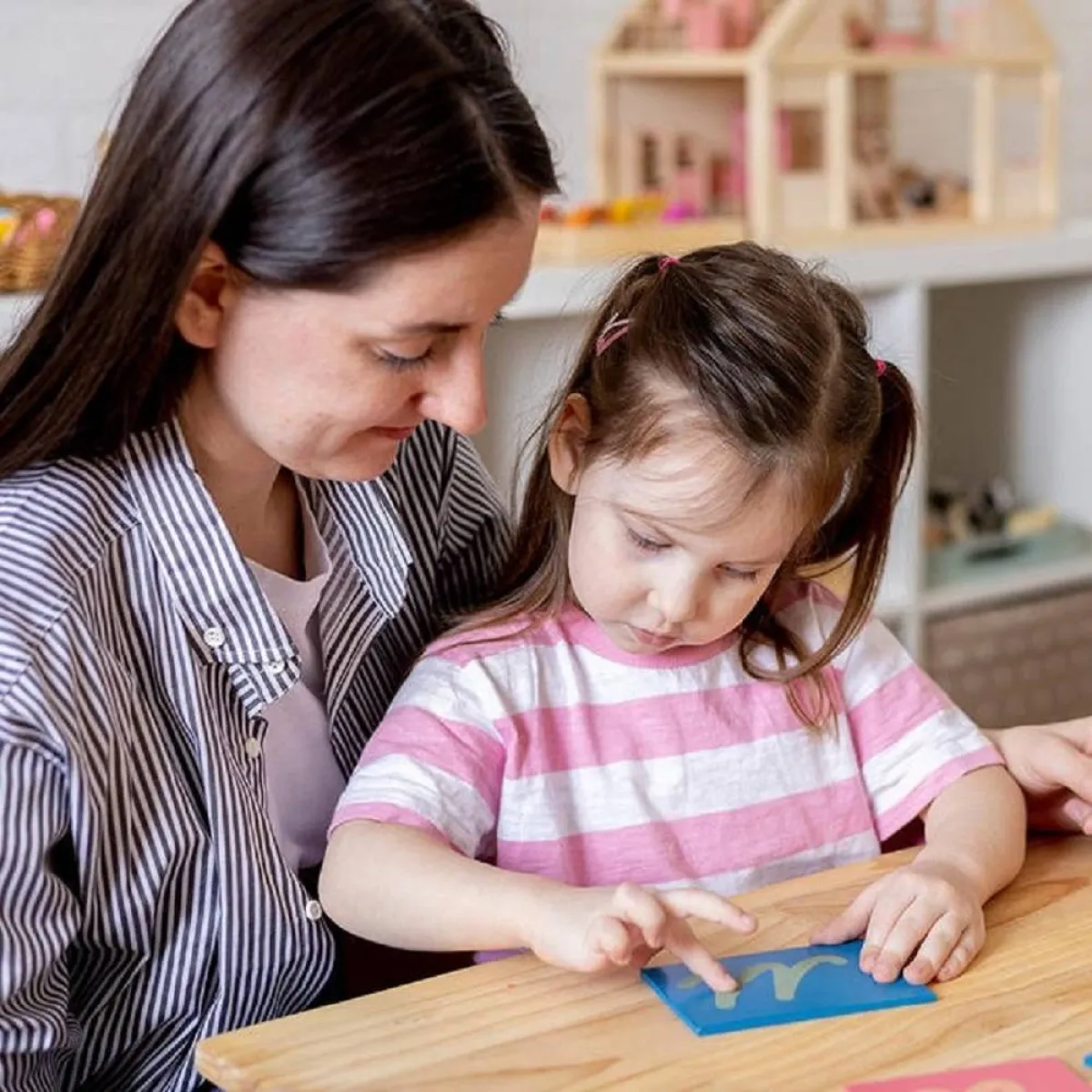 صورة لطفلة وأمها