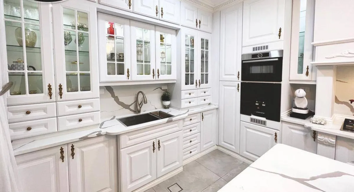 حوض الجلي والثلّاجة وفرن الغاز توزّع في المطبخ، بصورة تسمح بالحركة بين النقاط المذكورة على غرار المثلّث