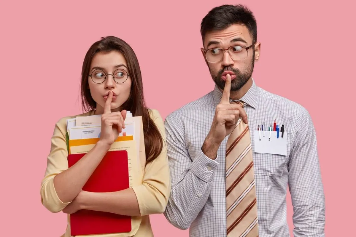 في كلّ مقرّ عمل، هناك زميل واحد على الأقلّ على علم بكلّ ما يحدث...