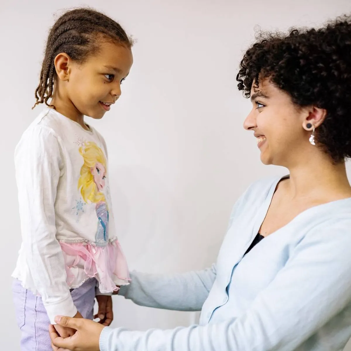 صورة لمشرفة حضانة وطفلة