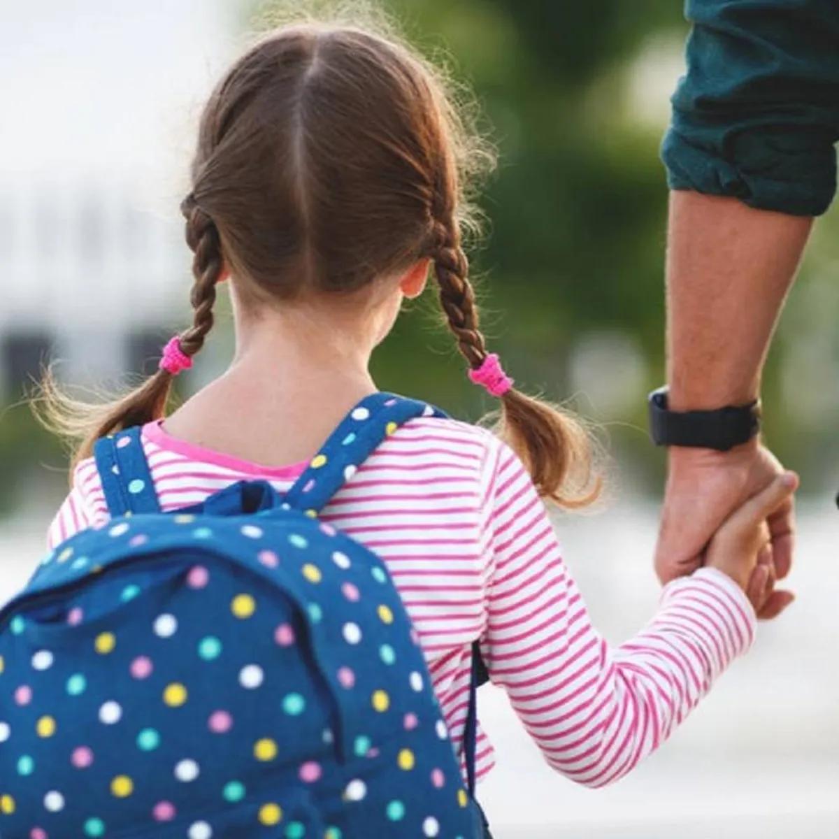 صورة لطفلة بيد والدها