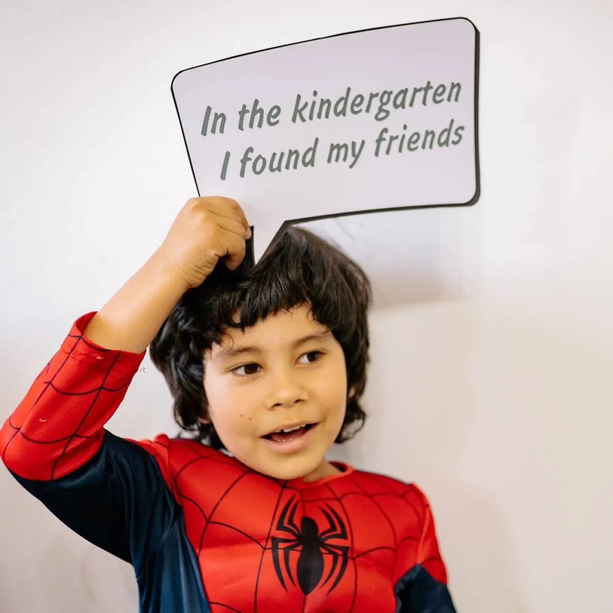 صورة لطفل يرفع شعار حب الحضانة