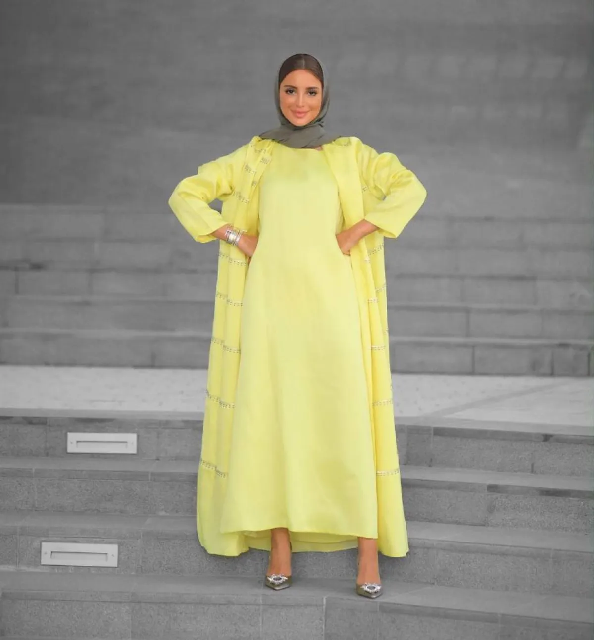 فاطمة حُسام بعباية صفراء وإيشارب رمادي