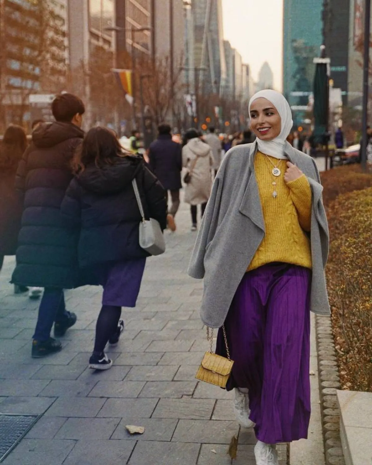 سمر شاكر ببلوفر أصفر وجاكيت رمادي