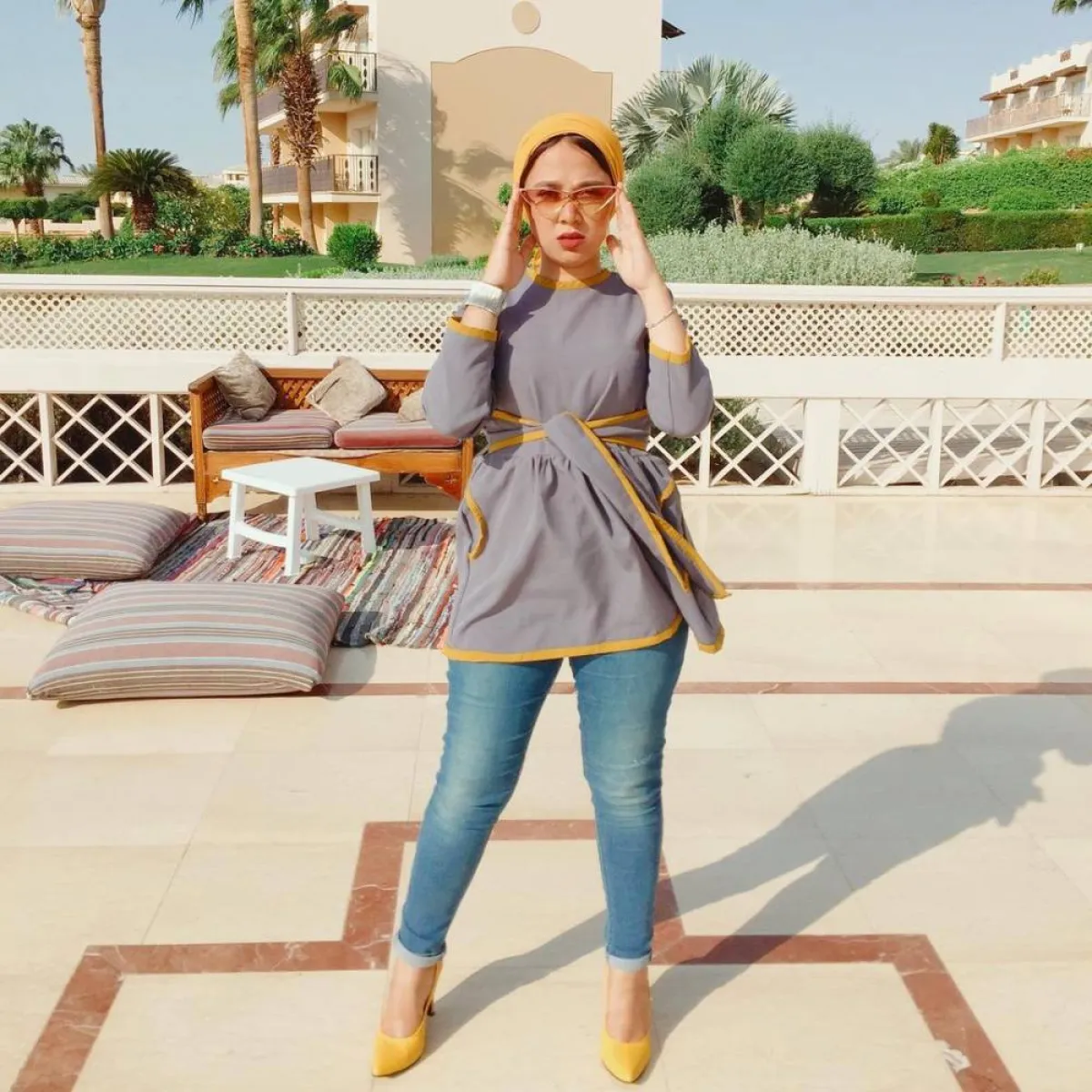 فاطمة نصر ببلوزة رمادي وتوربان وحذاء أصفر