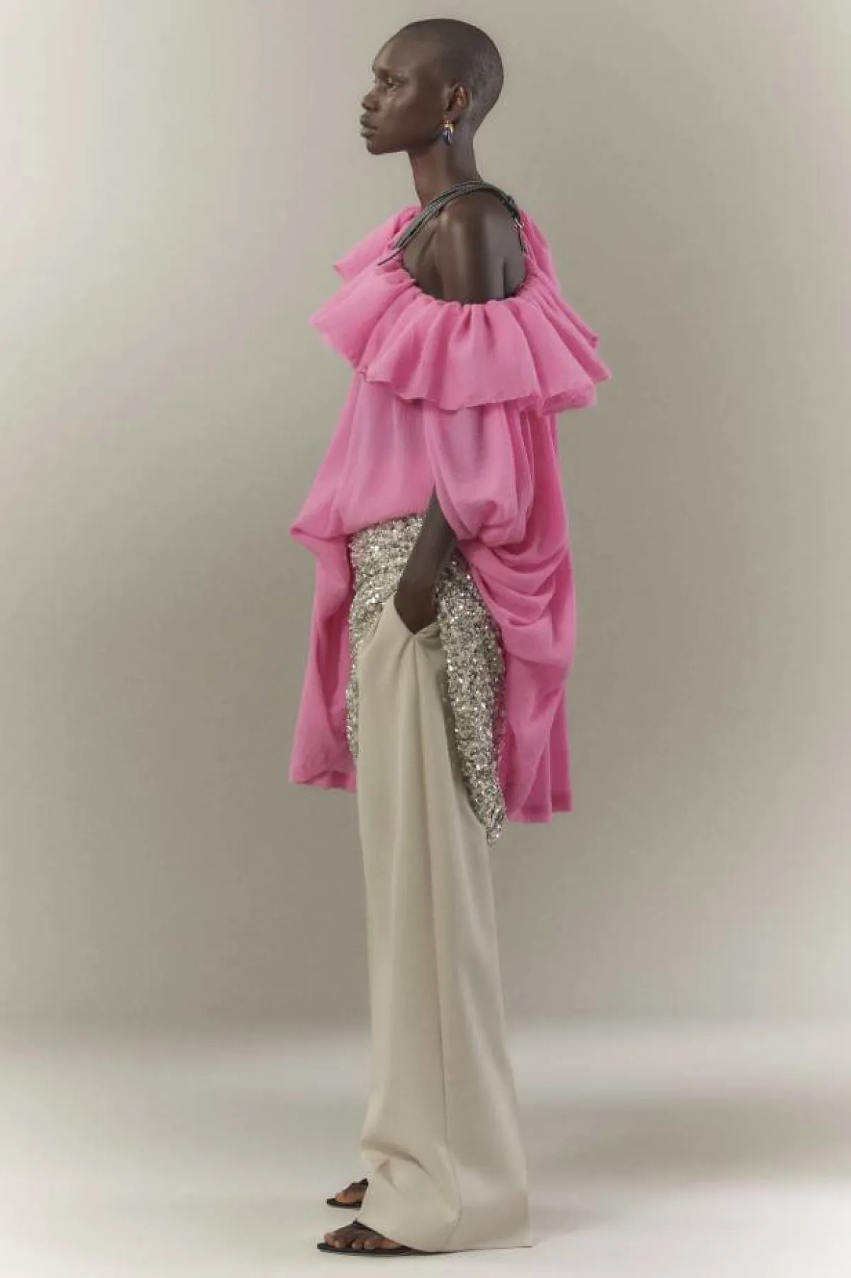 بلوزة زهرية وسروال نيود من فيليب لايم