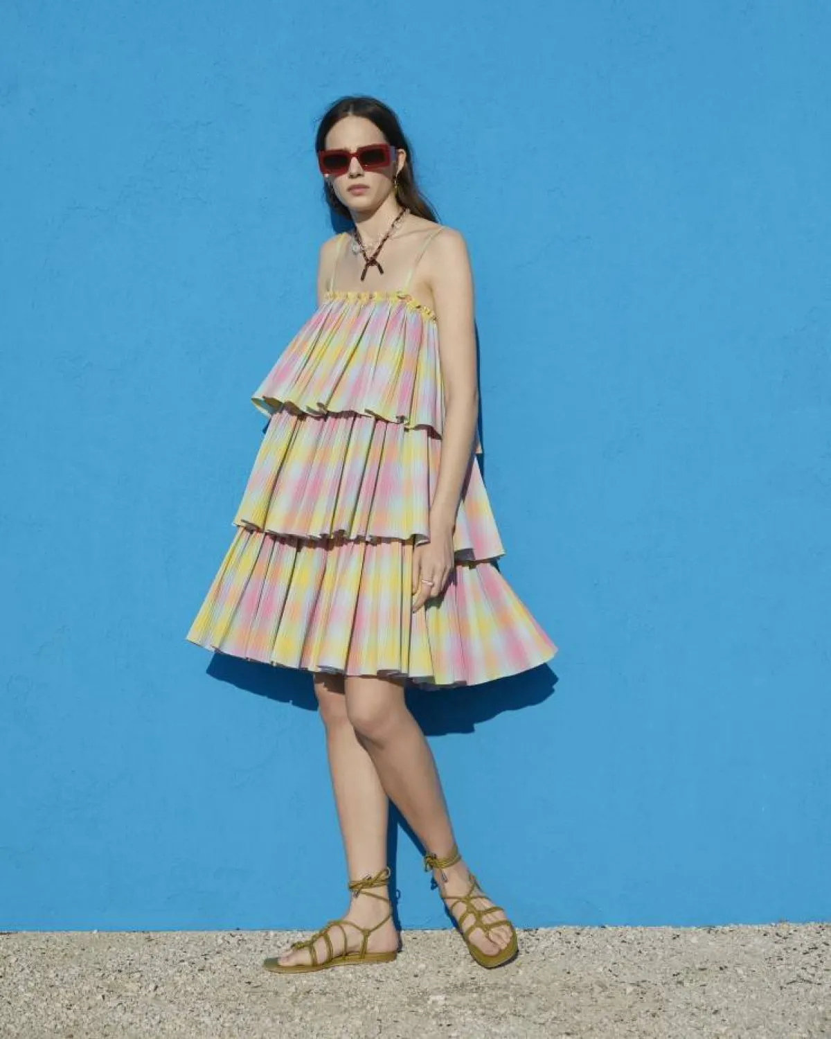 فستان يزدان بالكشاكش من بياتريس ب