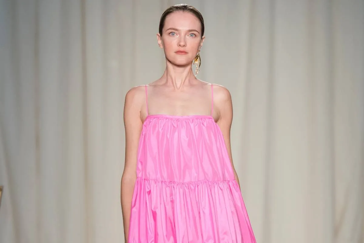 فساتين باللون الزهري الناعم