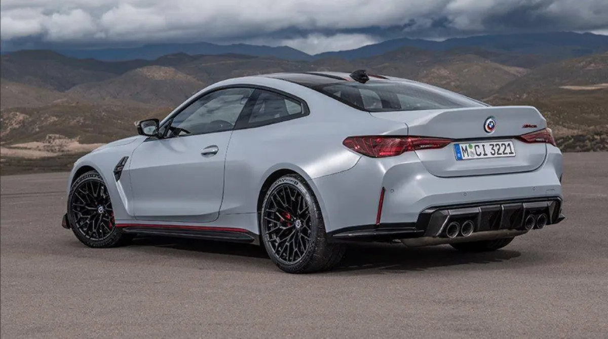 سيارة BMW M4 CSL