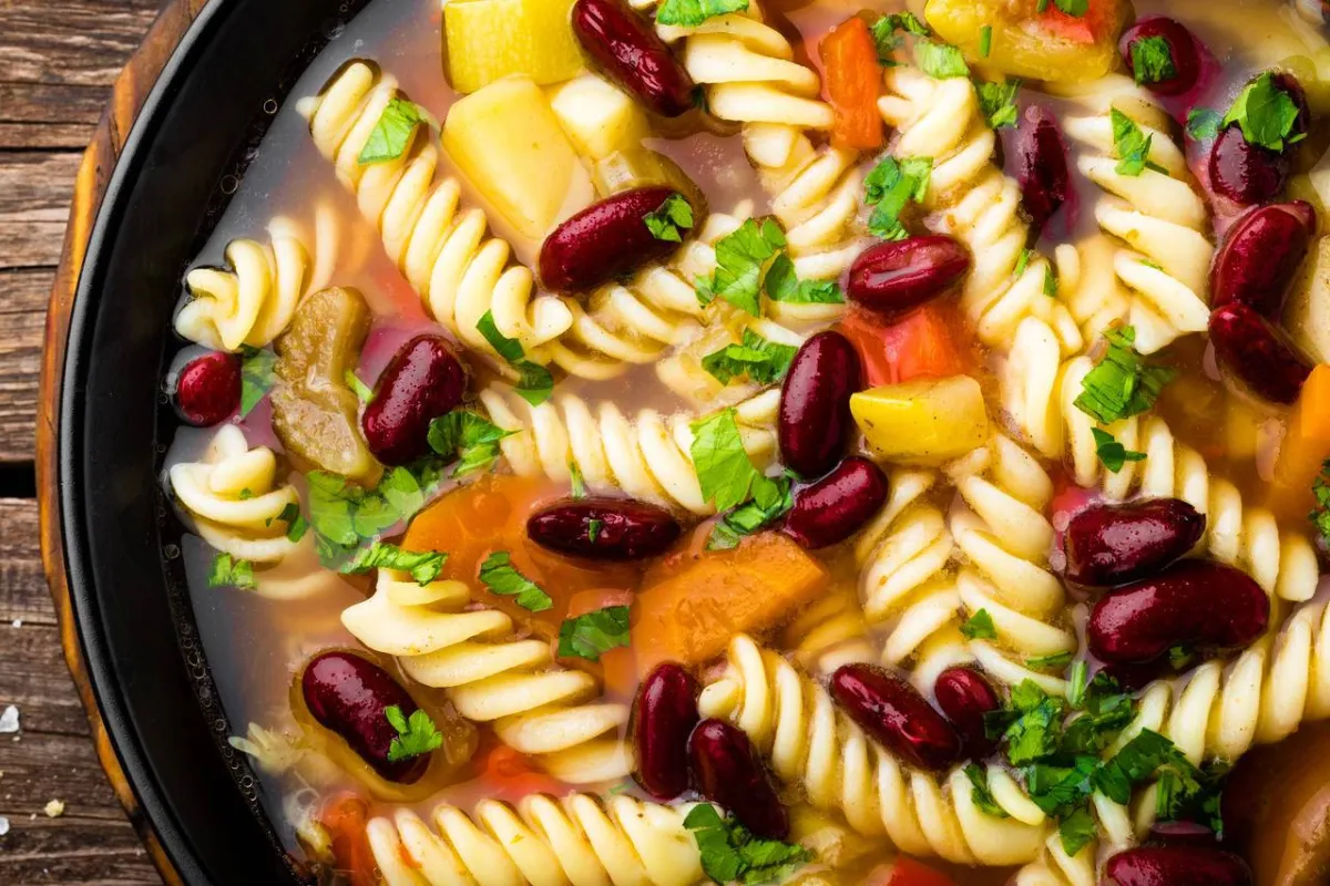 صورة للمعكرونة مع الخضروات