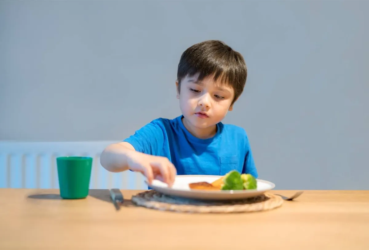 صورة طفل يتناول الخضراوات