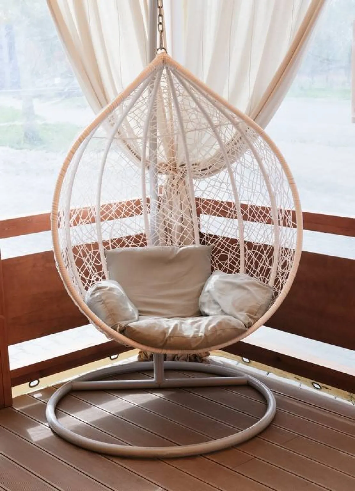 أطقم الأثاث الخارجي تحتوي على الأرجوحة