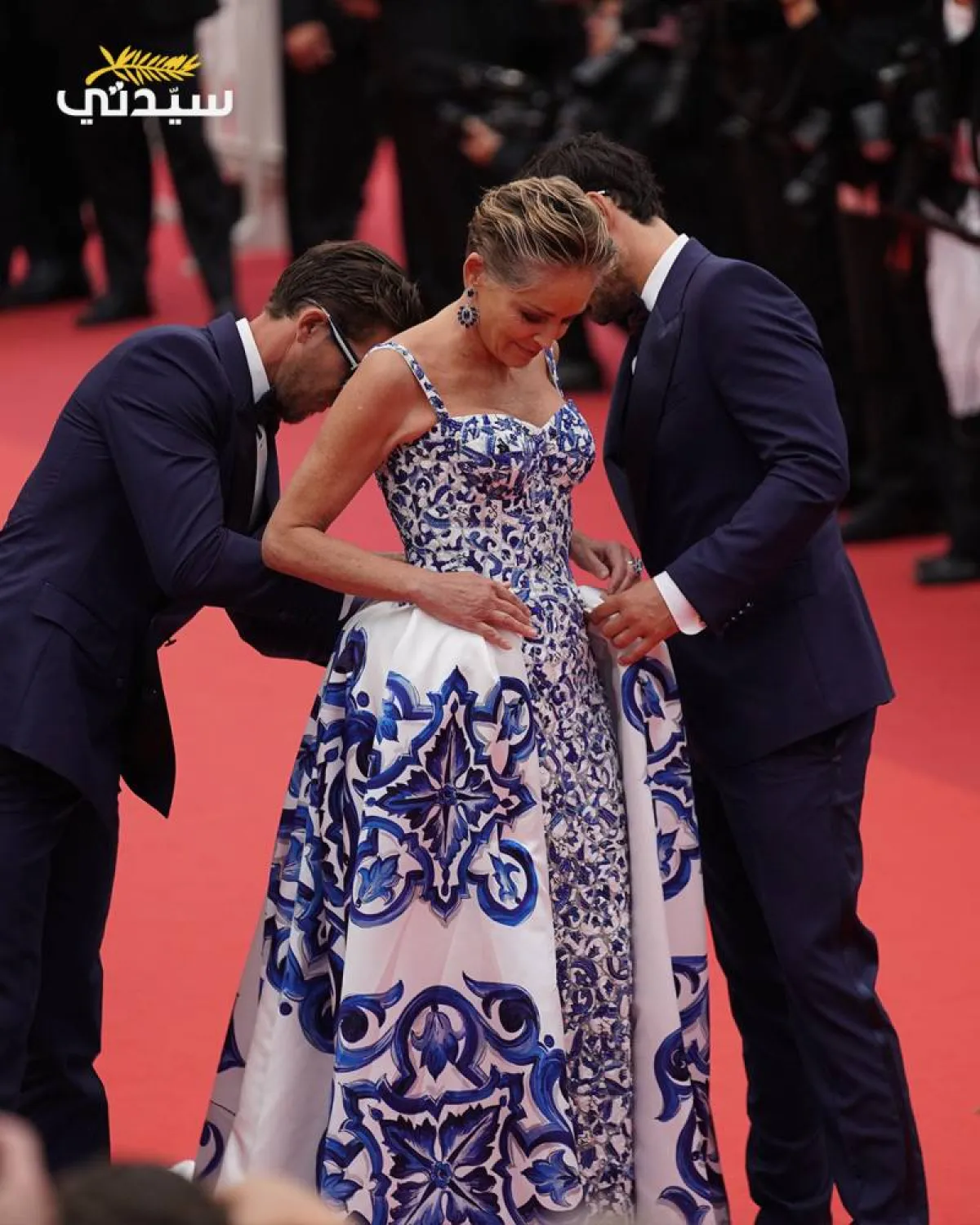 شارون ستون تعدل فستانها- الصورة خاصة بسيدتي