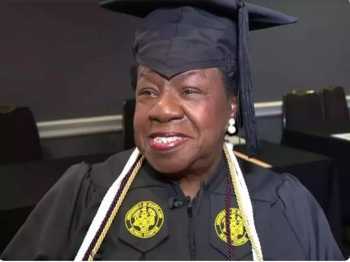 امرأة تتخرج من الجامعة