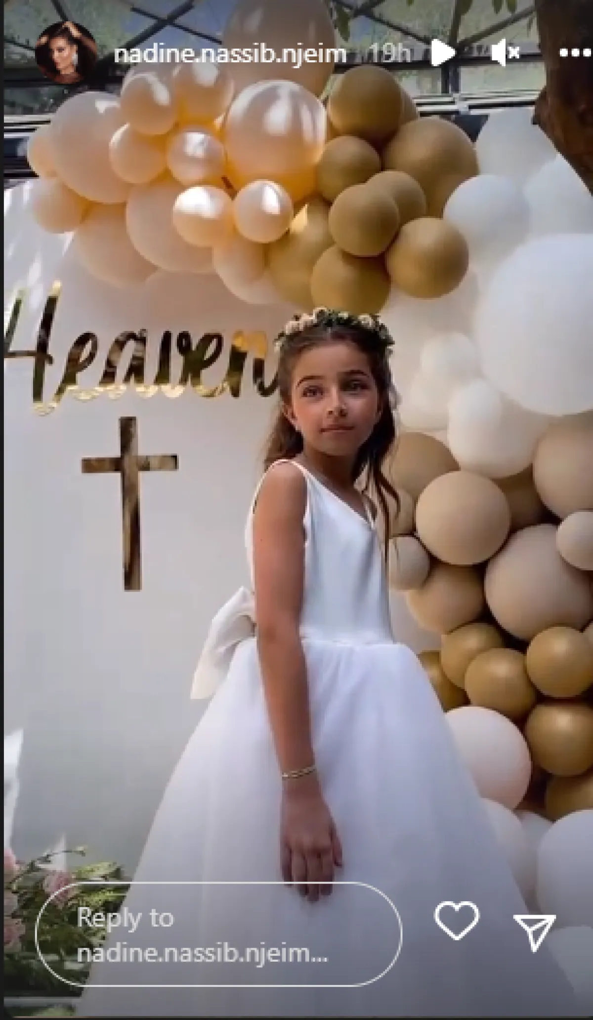 هيفين ابنة نادين بالأبيض -  الصورة من حساب ستوري نادين على انستغرام