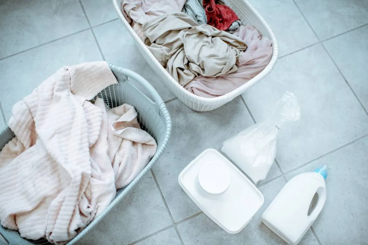 قبل غسيل البقع الحمراء الناتجة عن تناول الفواكه، يستخدم مزيل البقع الجاهز أو الخل الأبيض في العلاج