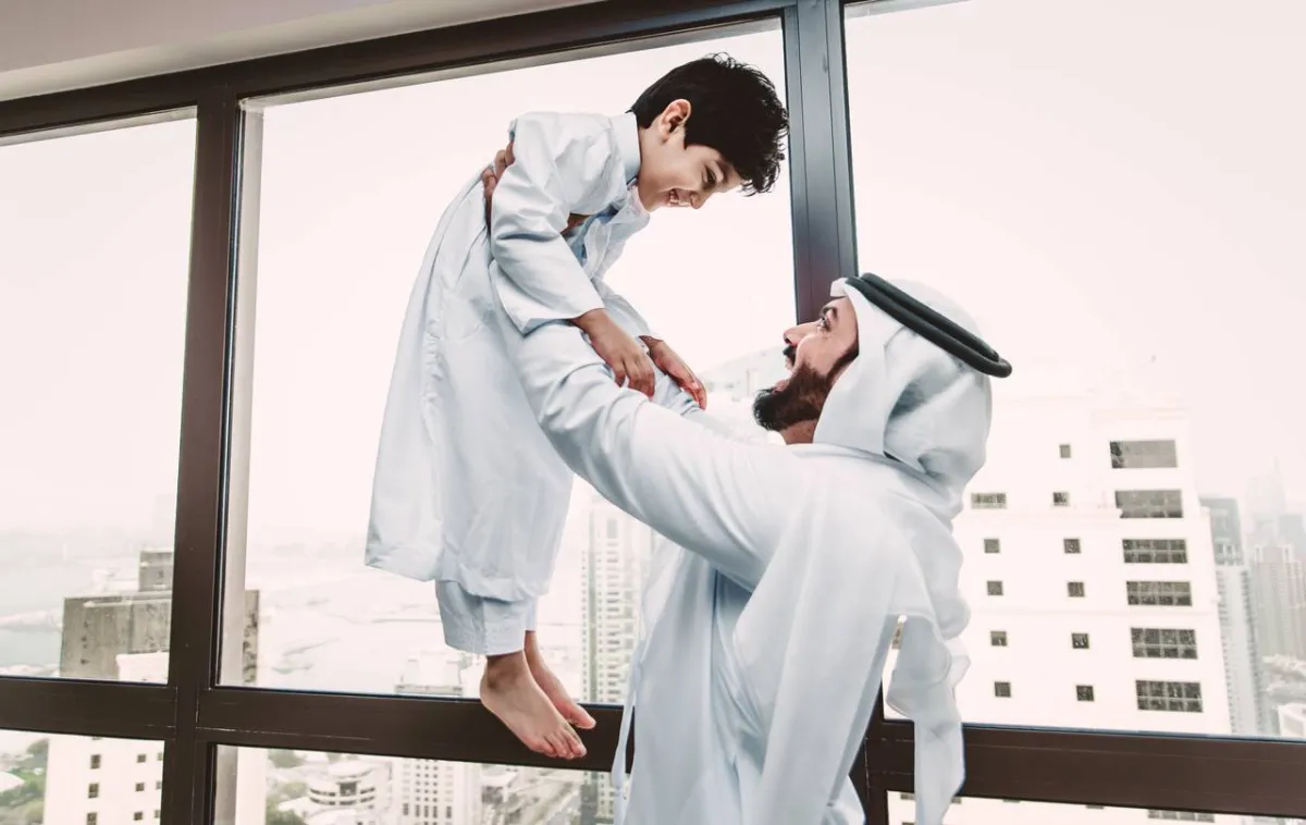 صورة لأب يحمل ابنه