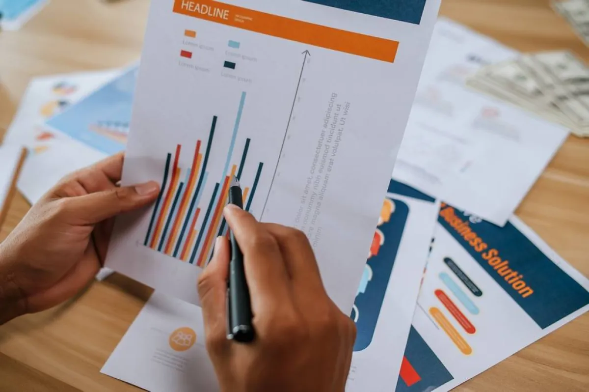  الشركة تهتمّ بتحقيق الإيرادات، وتُرقّي الموظف الذي يساعد في الوصول إلى ذلك 