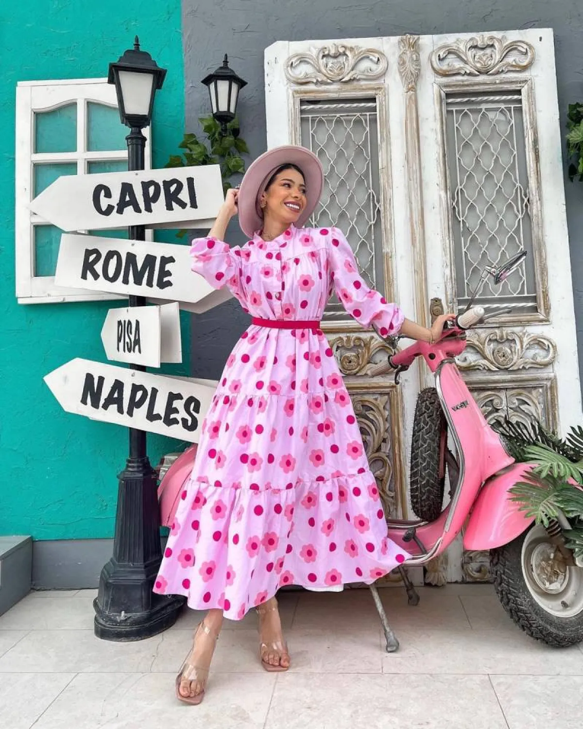 منة السني بفستان قطن باللون الوردي وقبعة