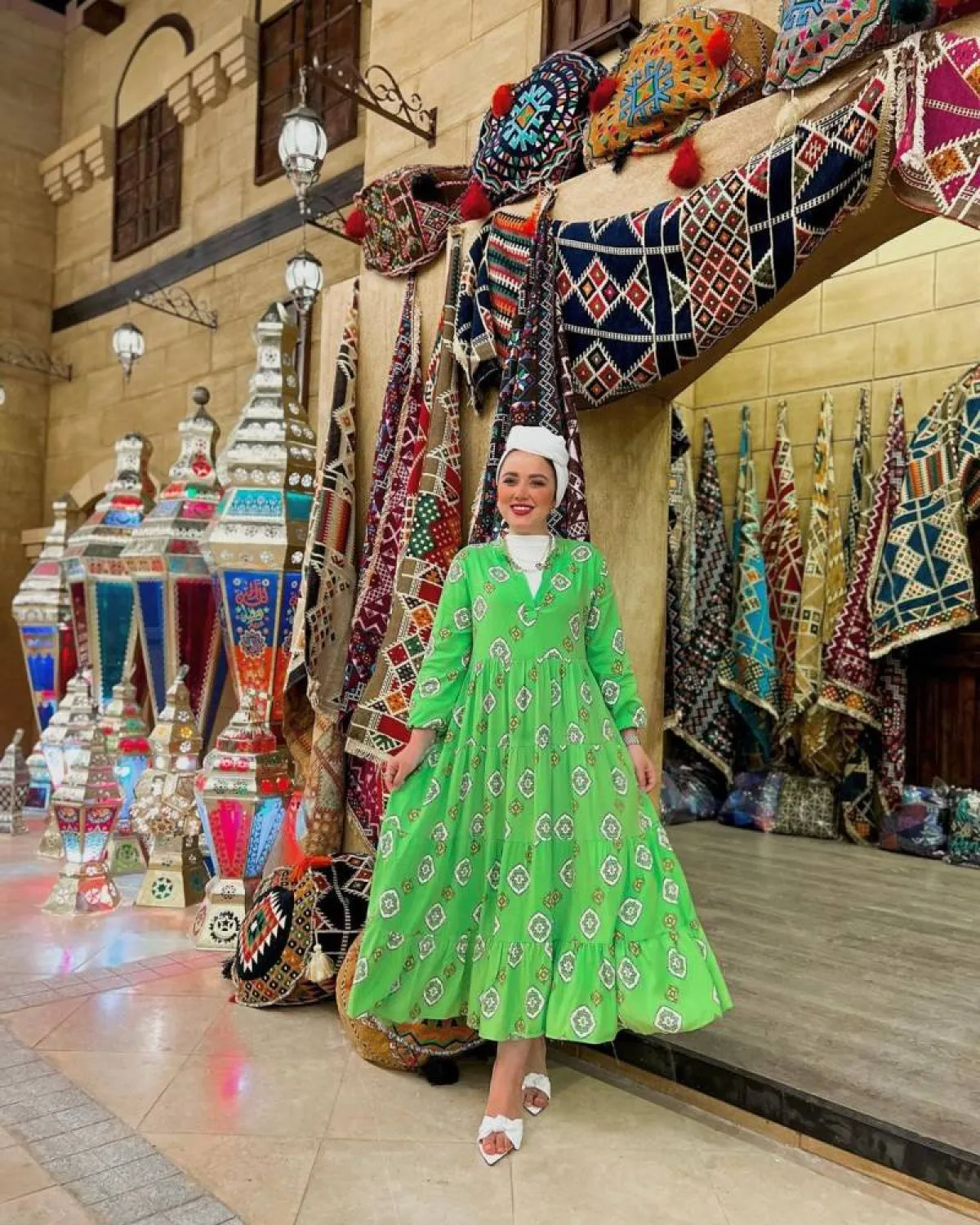 فاطمة نصر بفستان قطن باللون الأخضر وتوربان أبيض