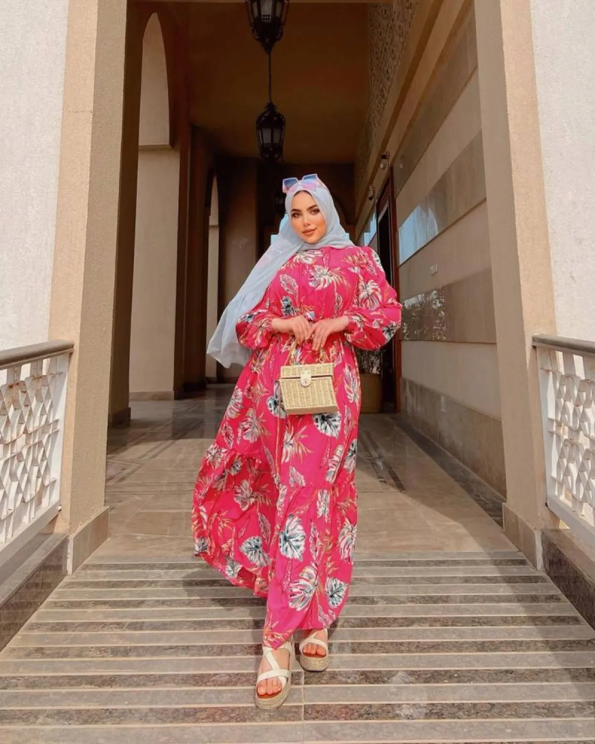 مي محمد بفستان قطن باللون الوردي وصندل باللون الأوف وايت