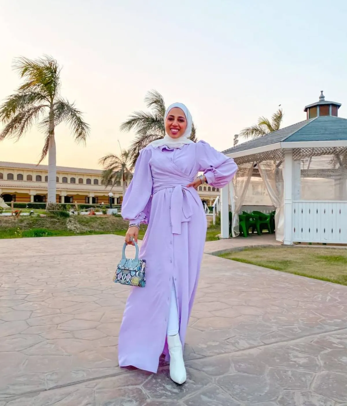 غادة حسن بفستان قطن باللون البنفسجي مع إيشارب أبيض