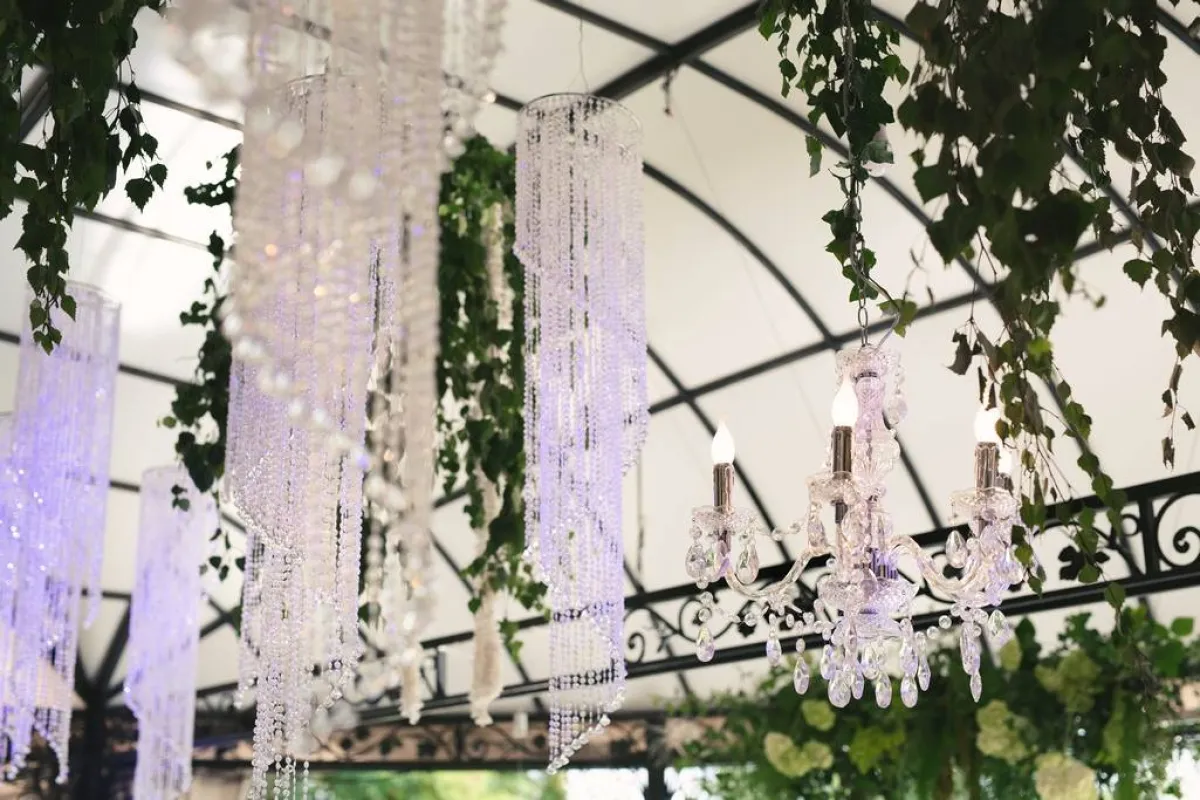 الثريات تدخل في تصميم ديكورات الإضاءة