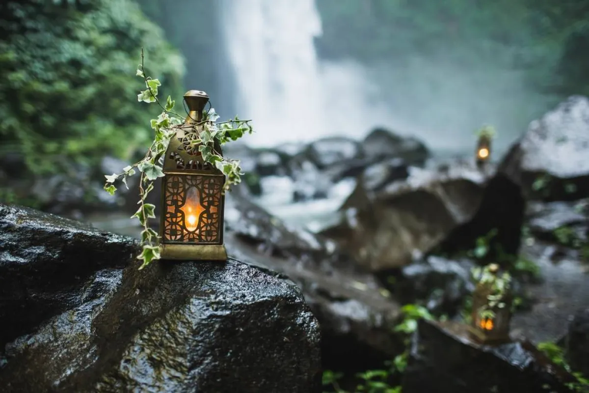 نموذج عن إكسسوارات الإضاءة في حفل الزفاف