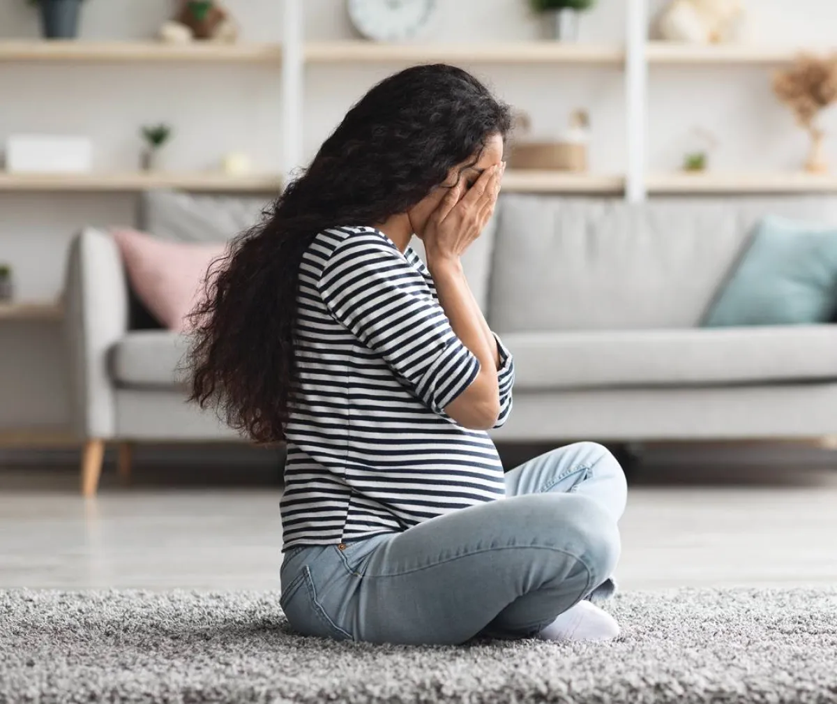 صورة لحامل تعاني من الصداع بسبب عدم الهدوء والتوتر