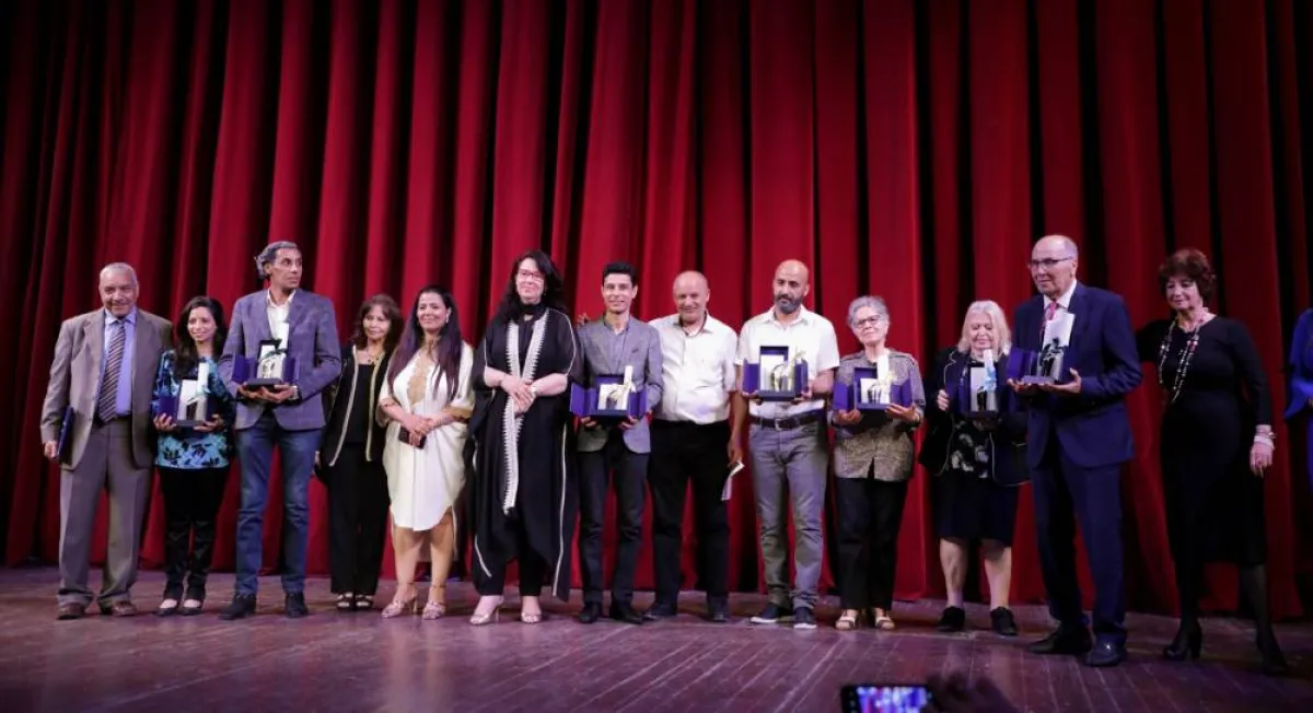 وزيرة الثقافة تتوسط الفائزين والفائزات بالجوائز