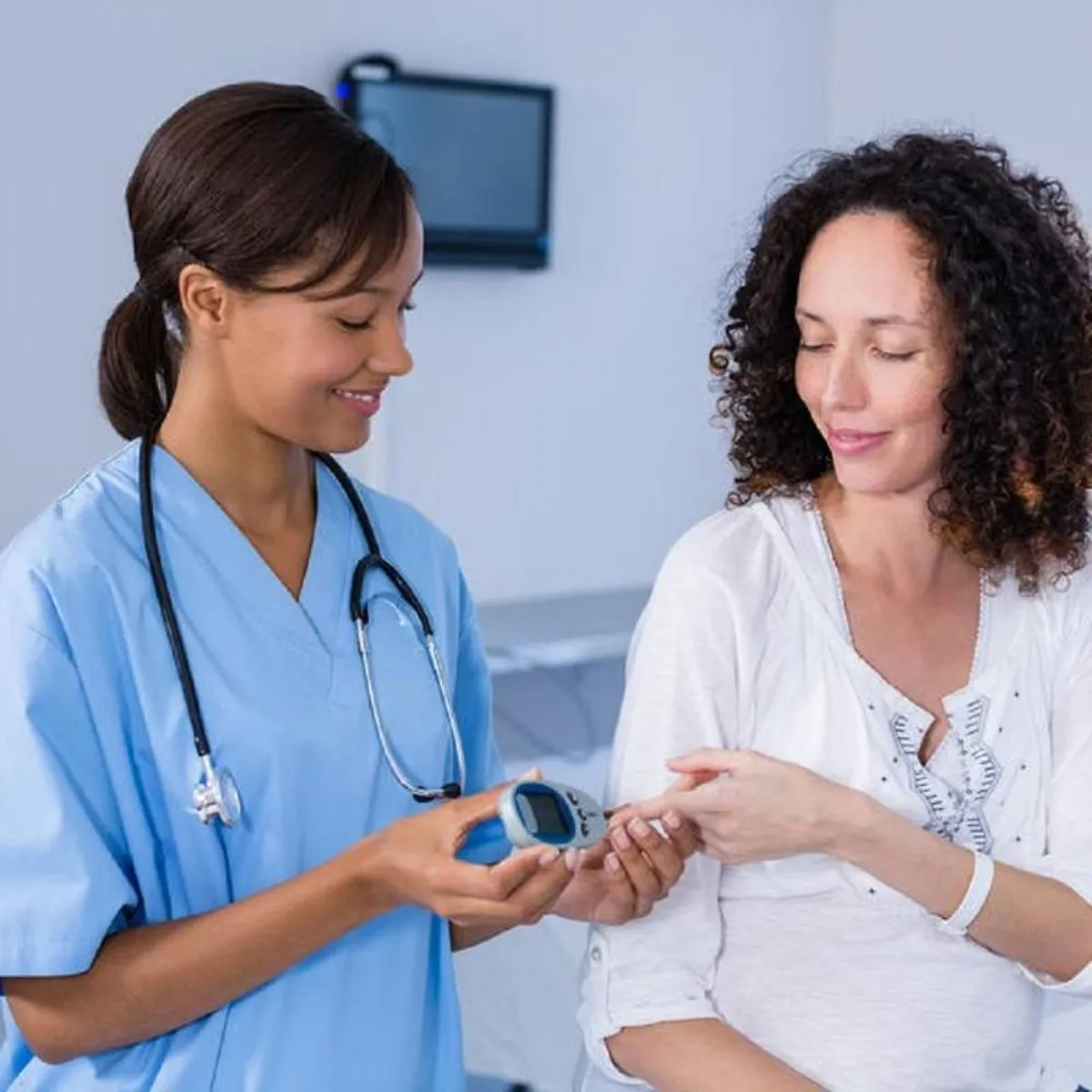 صورة لحامل وطبيبة