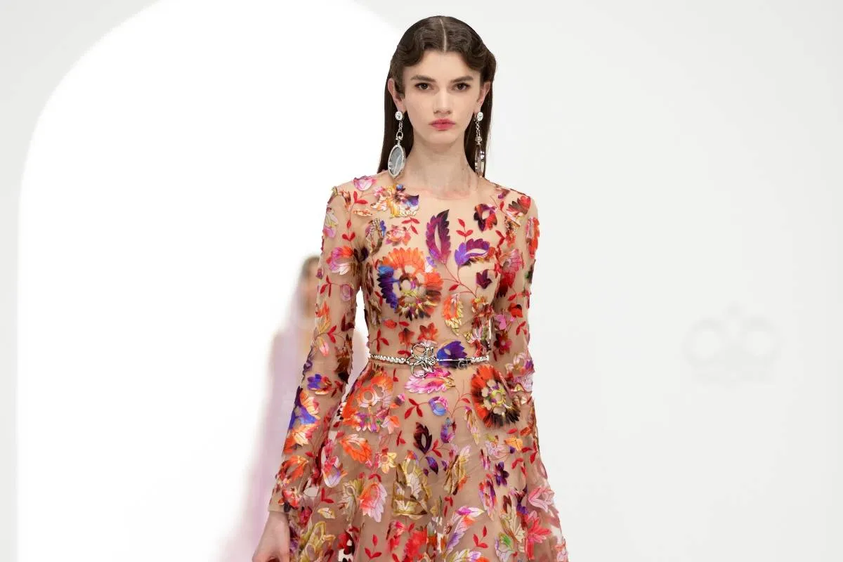 فساتين خطوبة من وحي ألوان الأحجار الكريمة