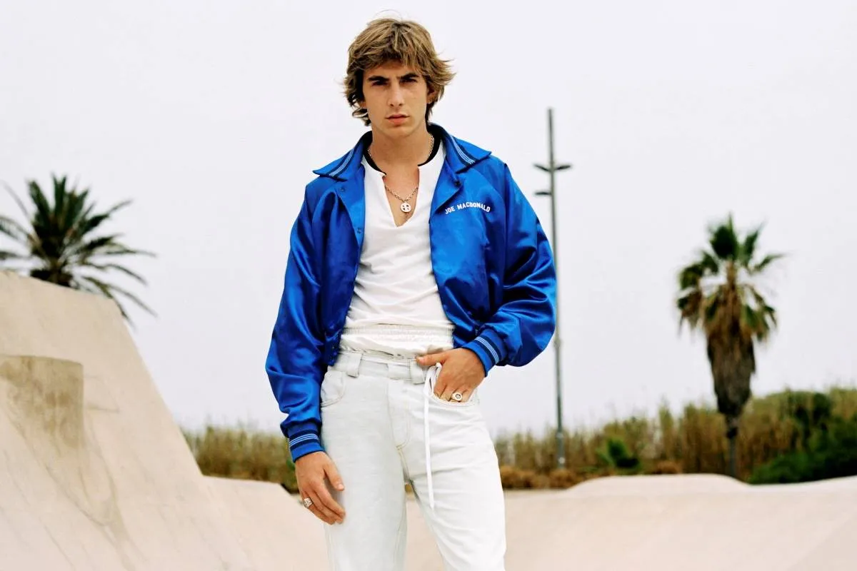 كيفية تنسيق السروال الأبيض للرجل