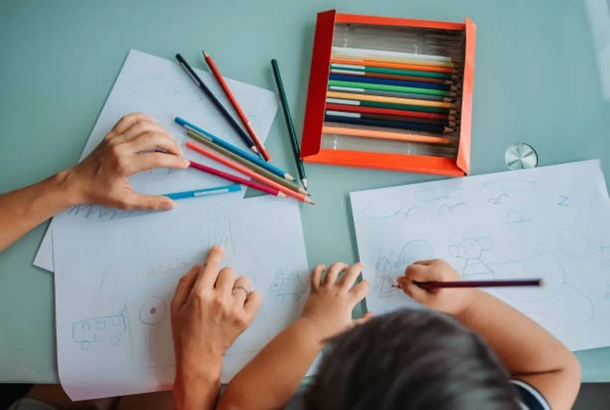 صورة لأم تنمي موهبة الرسم لدى طفلها