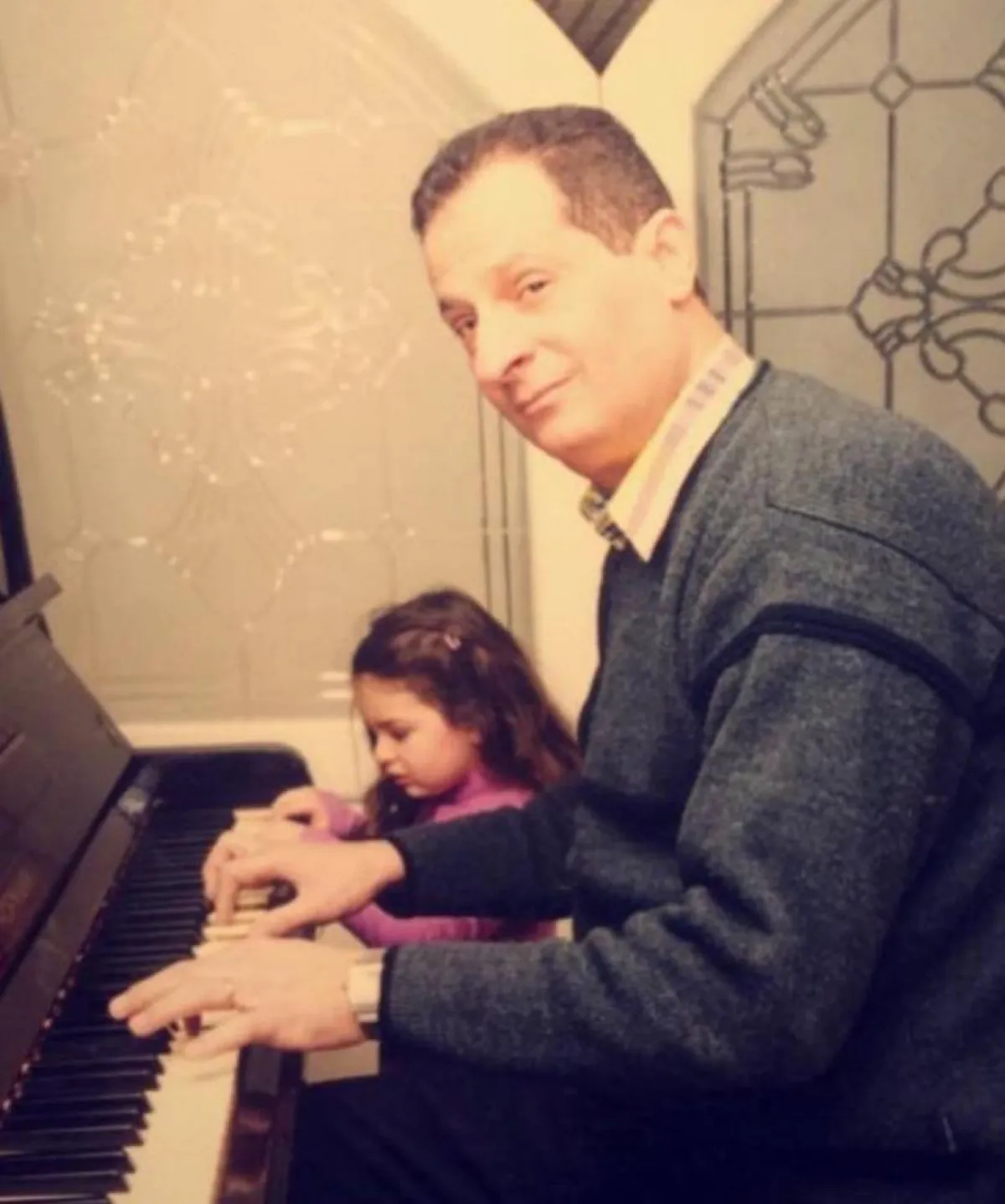 هنادي ووالدها الموسيقار هاني مهنى في ذكريات من الطفولة - الصورة من حسابها على انستغرام