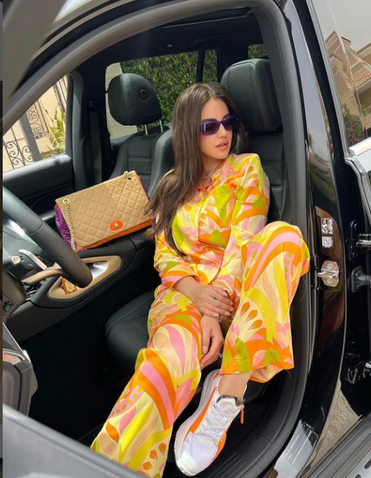 درة زروق ترتدي الجمبسوت المطبع