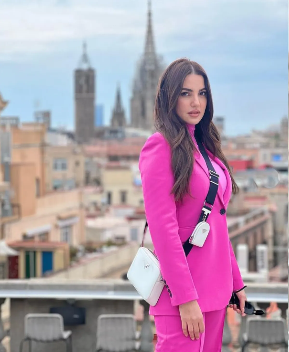 درة زروق ترتدي بدلة فوشيا في برشلونة